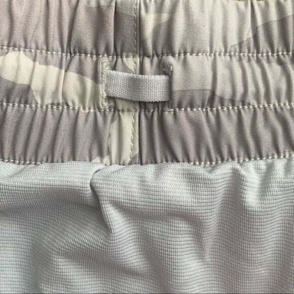Athleta Hustle 3" Short Size XL Lined Workout Running Gym Gray Camouflage Camo - Picture 6 of 6
